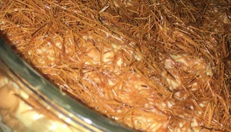 طريقة حلى الشعيرية الباكستانية بالقشطة والكراميل طريقة حلى الشعيرية الباكستانية بالبسكويت
